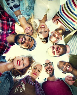 Arkadaşlar arkadaşlarının yanına, parti kavramı grup