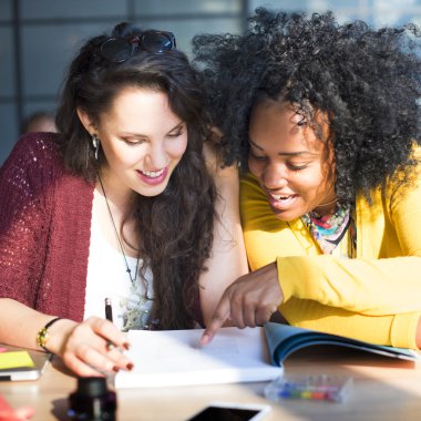 Birlikte proje konsepti üzerine çalışan bayanlar