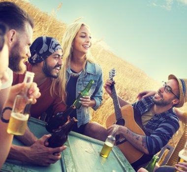 Out, mutluluk kavramı asılı arkadaşlar