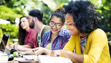 Kampüs kavramı okuyan insanlar