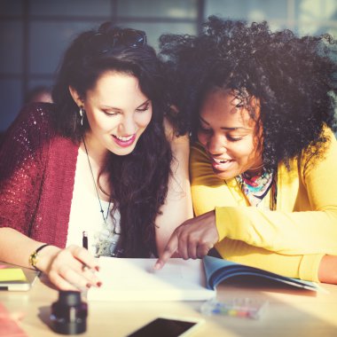 Birlikte proje konsepti üzerine çalışan bayanlar