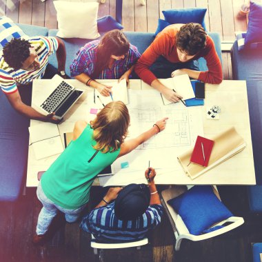 Birlikte ofiste çalışan mimarlar