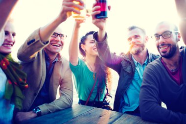 Arkadaşlar kavramı içme dışarı asılı