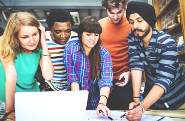 Tasarımcılar birlikte çalışıyor.