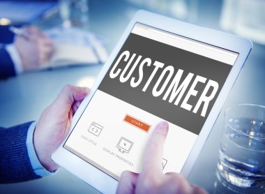 Tablet ve müşteri kavramı kullanan adam