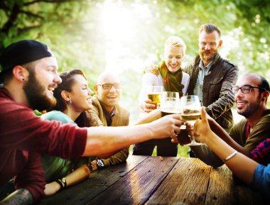 Arkadaşlar parti açık havada kavramı