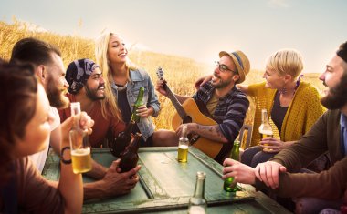 Out, mutluluk kavramı asılı arkadaşlar