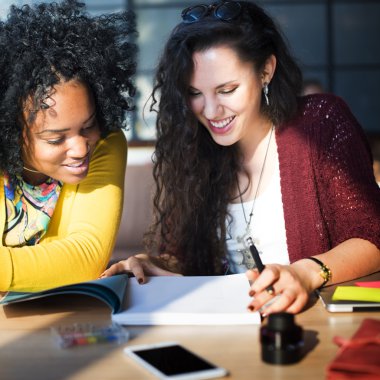 Birlikte proje konsepti üzerine çalışan bayanlar