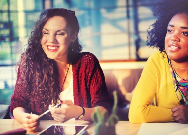 Birlikte proje konsepti üzerine çalışan bayanlar