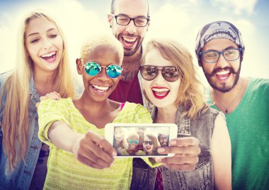 Arkadaşlar Selfie kavramı yapıyor tatil
