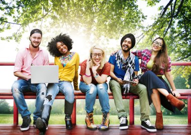 Gençler birlikte, neşeli kavramı