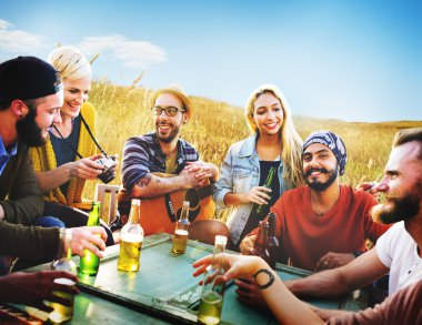 Dışarı asılı ve kavram içme arkadaş