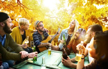 Out, mutluluk kavramı asılı arkadaşlar