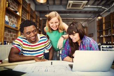 Tasarımcılar birlikte çalışıyor.