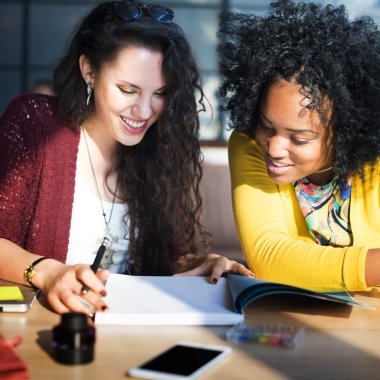 Birlikte proje konsepti üzerine çalışan bayanlar