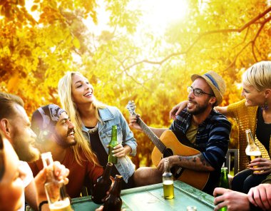 Out, mutluluk kavramı asılı arkadaşlar