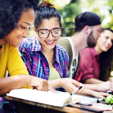 Kampüs kavramı okuyan insanlar