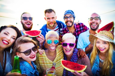 Beach Party akşam yemeği ve dostluk kavramı