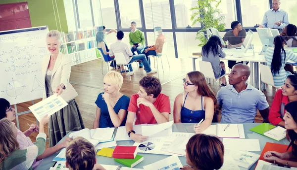  Classrom sunuda öğrenciler