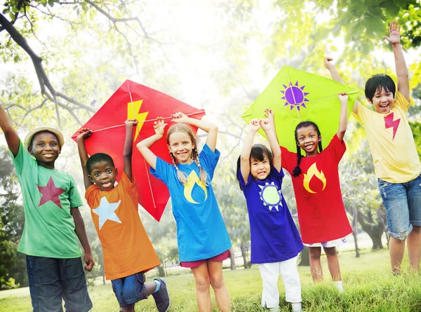 Niños jugando cometas — Foto de Stock