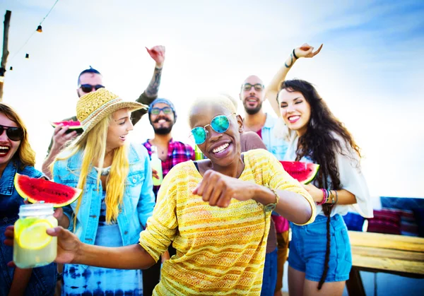 Adolescent amis à la plage Party Concept — Photo