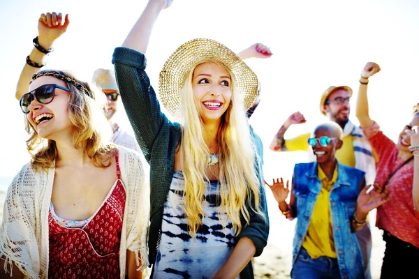 Vrienden bij Beach Party, geluk Concept — Stockfoto