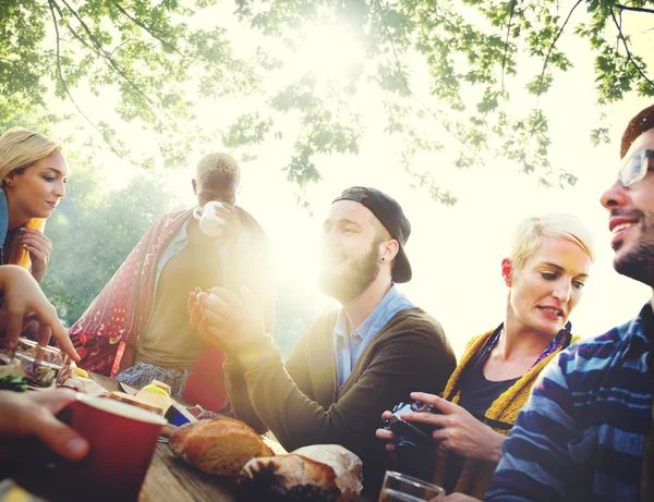 Amici che cenano all'aperto, concetto di amicizia — Foto Stock