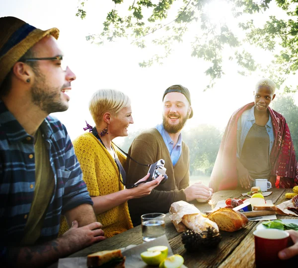 Friends Dining Outdoors, Friendship Concept — Stock Photo, Image