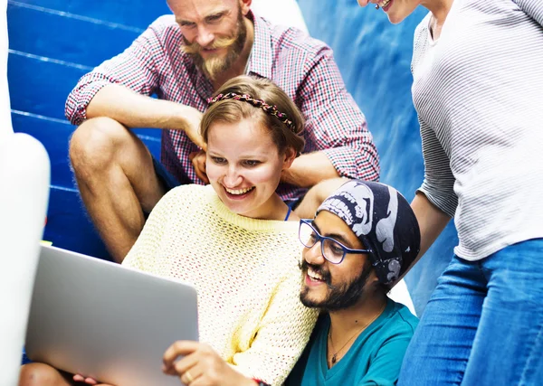 Conceito de trabalho em equipe de discussão de amigos — Fotografia de Stock