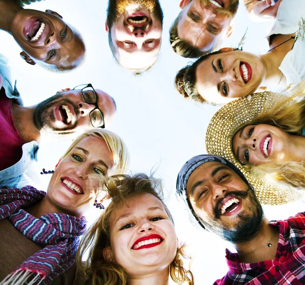 Arkadaşlar arkadaşlarının yanına, parti kavramı grup