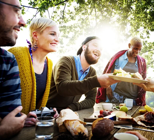 Amigos Jantar ao ar livre, Conceito de Amizade — Fotografia de Stock