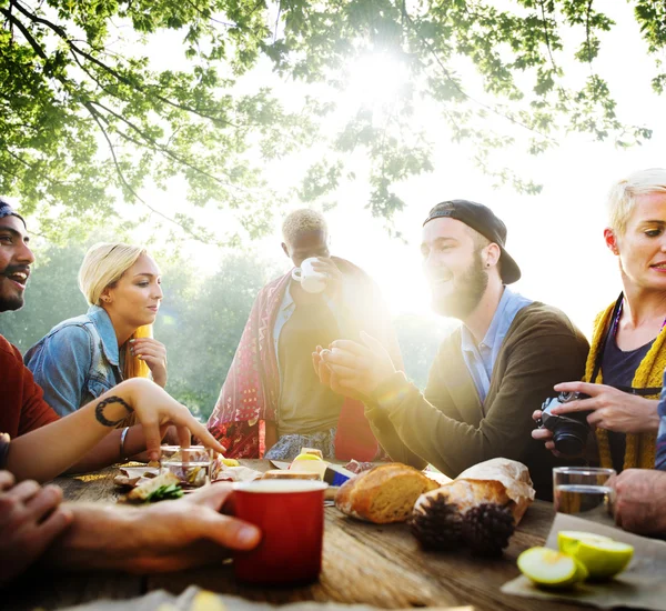 Vänner maten utomhus, vänskap koncept — Stockfoto