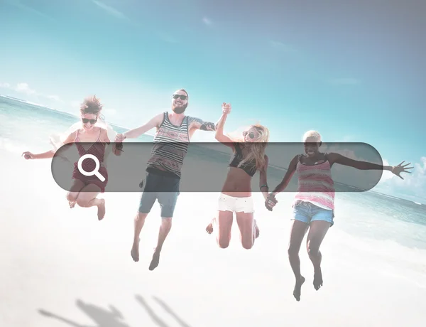 Щасливі друзі стрибають на пляжі — стокове фото
