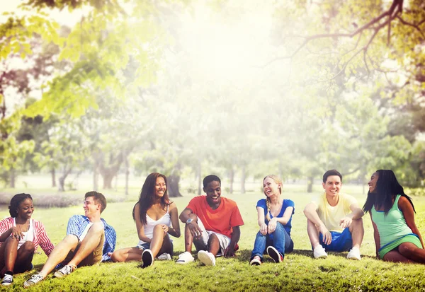 Estudiantes equipo vacaciones concepto — Foto de Stock