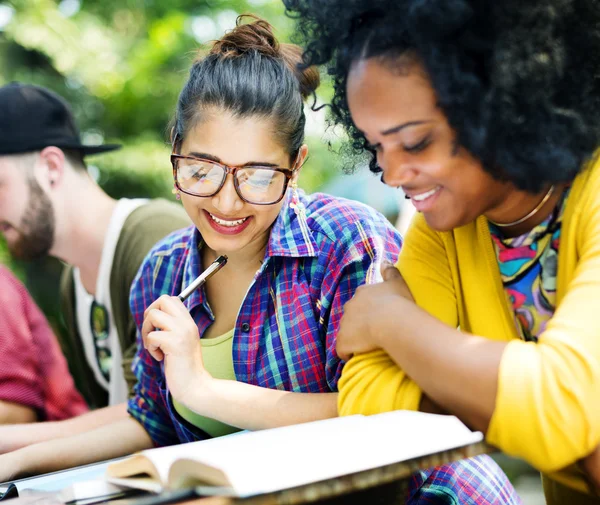 Collèges ou étudiants, concept de relation — Photo