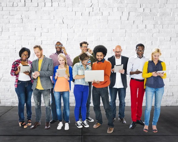 Menschen, die digitale Geräte nutzen — Stockfoto