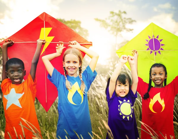 Niños jugando cometas —  Fotos de Stock