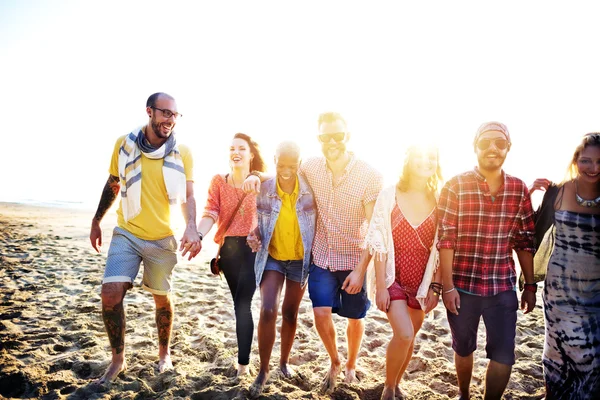 Vänner på stranden limning koncept — Stockfoto