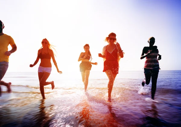 Amistad y libertad, concepto de vacaciones de verano — Foto de Stock