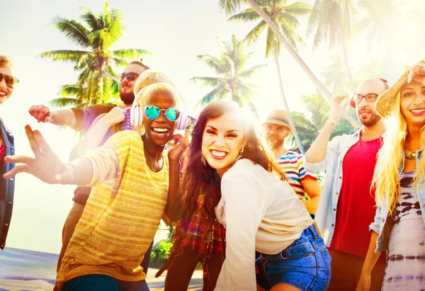 Freunde bei Beachparty tanzen Konzept — Stockfoto