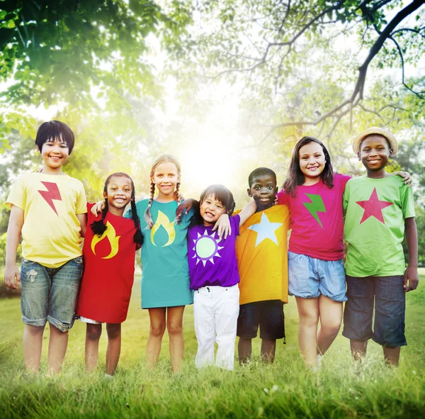 Barn vänskap och gemenskap — Stockfoto