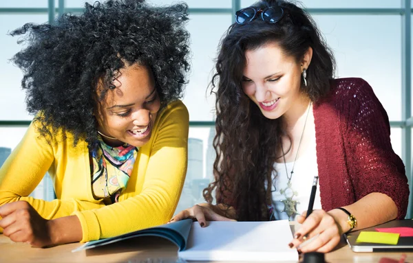 Freundeskreis trifft sich zum Projekt-Teamwork-Konzept — Stockfoto