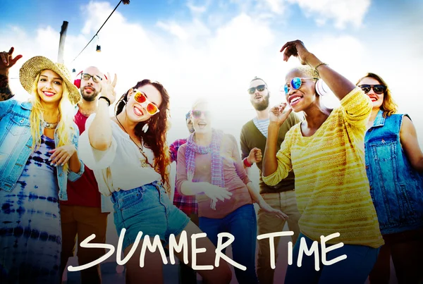 Amigos bailando en el concepto de playa — Foto de Stock