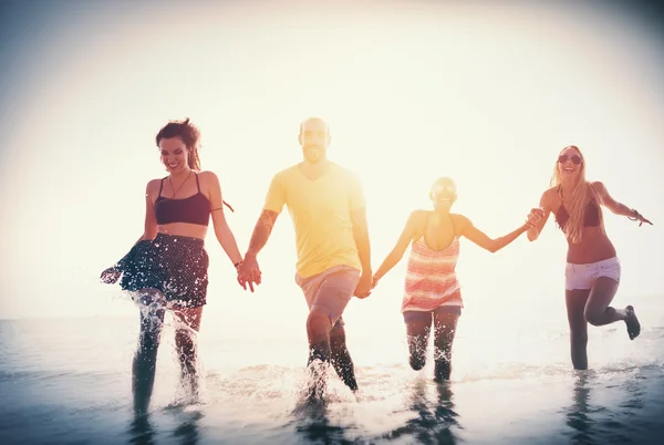 Amistad y libertad en el concepto de playa de verano — Foto de Stock