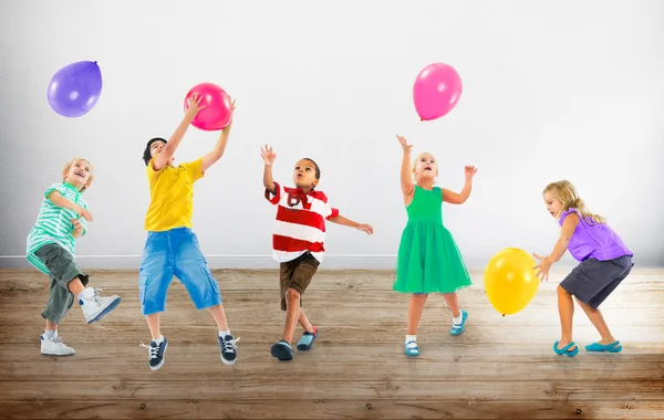 Niños jugando con globos —  Fotos de Stock