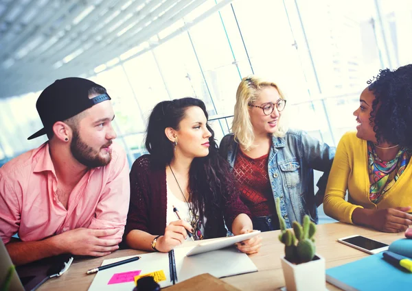 Personas en la reunión Hablando, Concepto de Comunicación —  Fotos de Stock