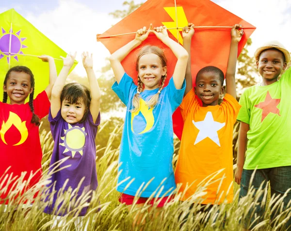 Kinderen spelen vliegers — Stockfoto