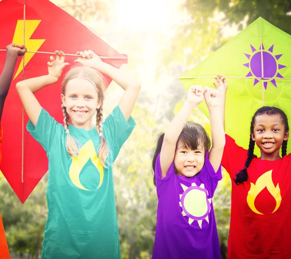 Kinderen spelen vliegers — Stockfoto