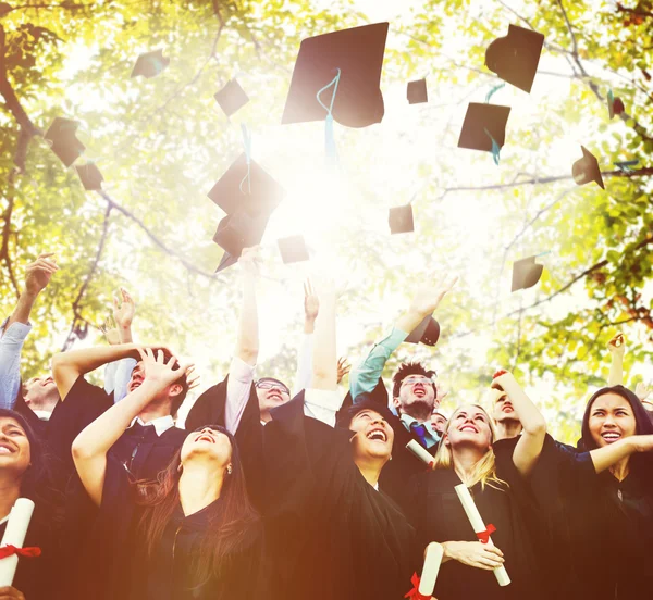 Estudiantes de diversidad celebran el concepto de graduación —  Fotos de Stock