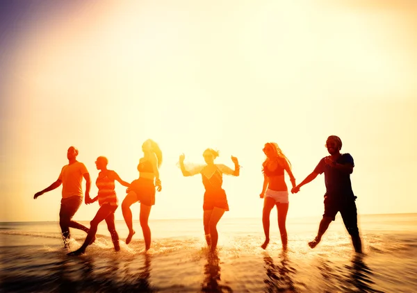 Amistad y libertad, concepto de vacaciones de verano — Foto de Stock